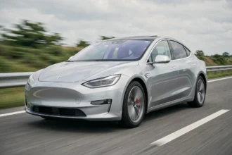 Voiture électrique à récupération d'énergie cinétique roulant sur autoroute, vue de face en perspective dynamique